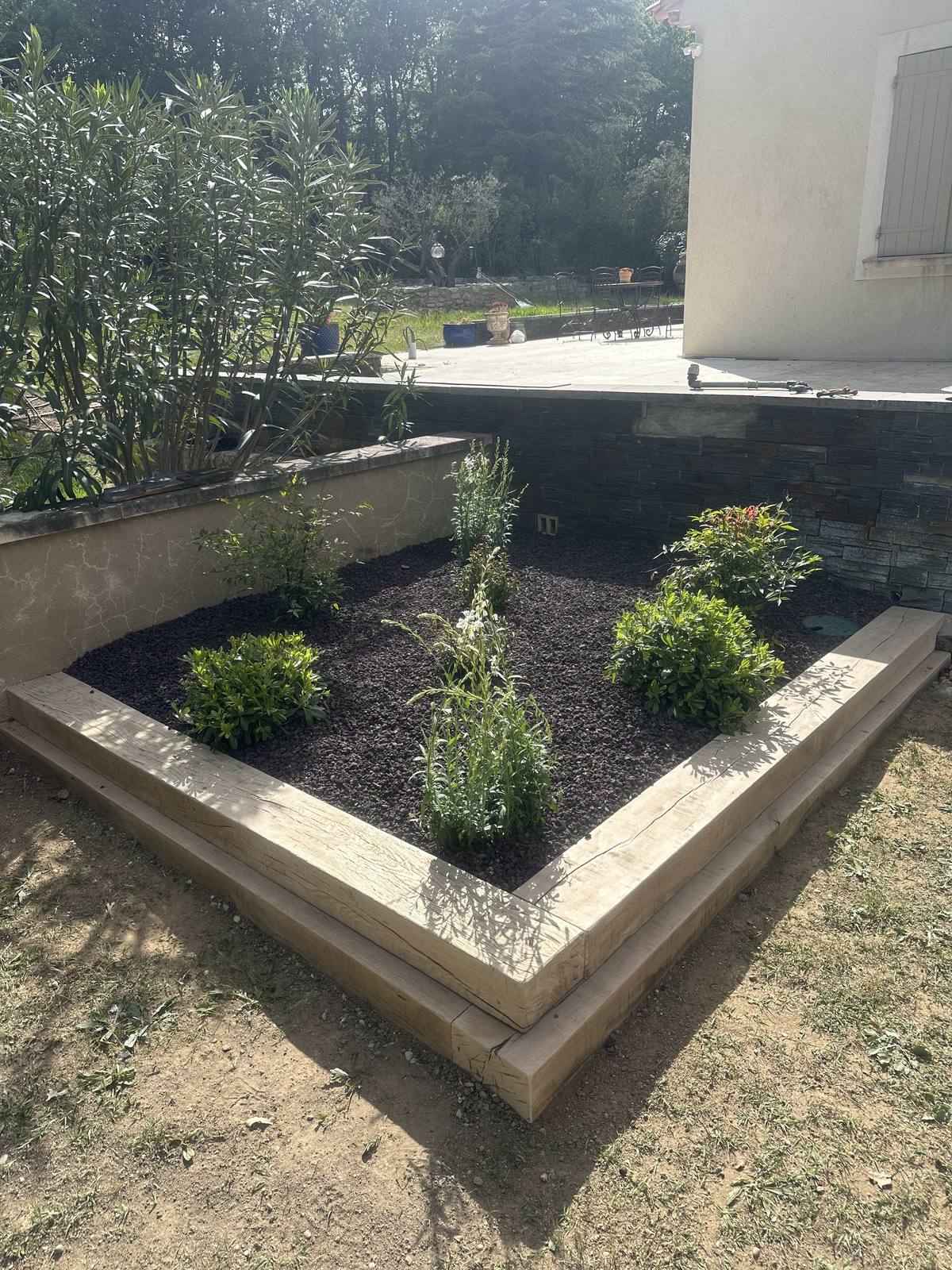 Massif planté avec bordure en bois à La Tour-d'Aigues, réalisation de Florian Aramand Paysagiste, Pertuis