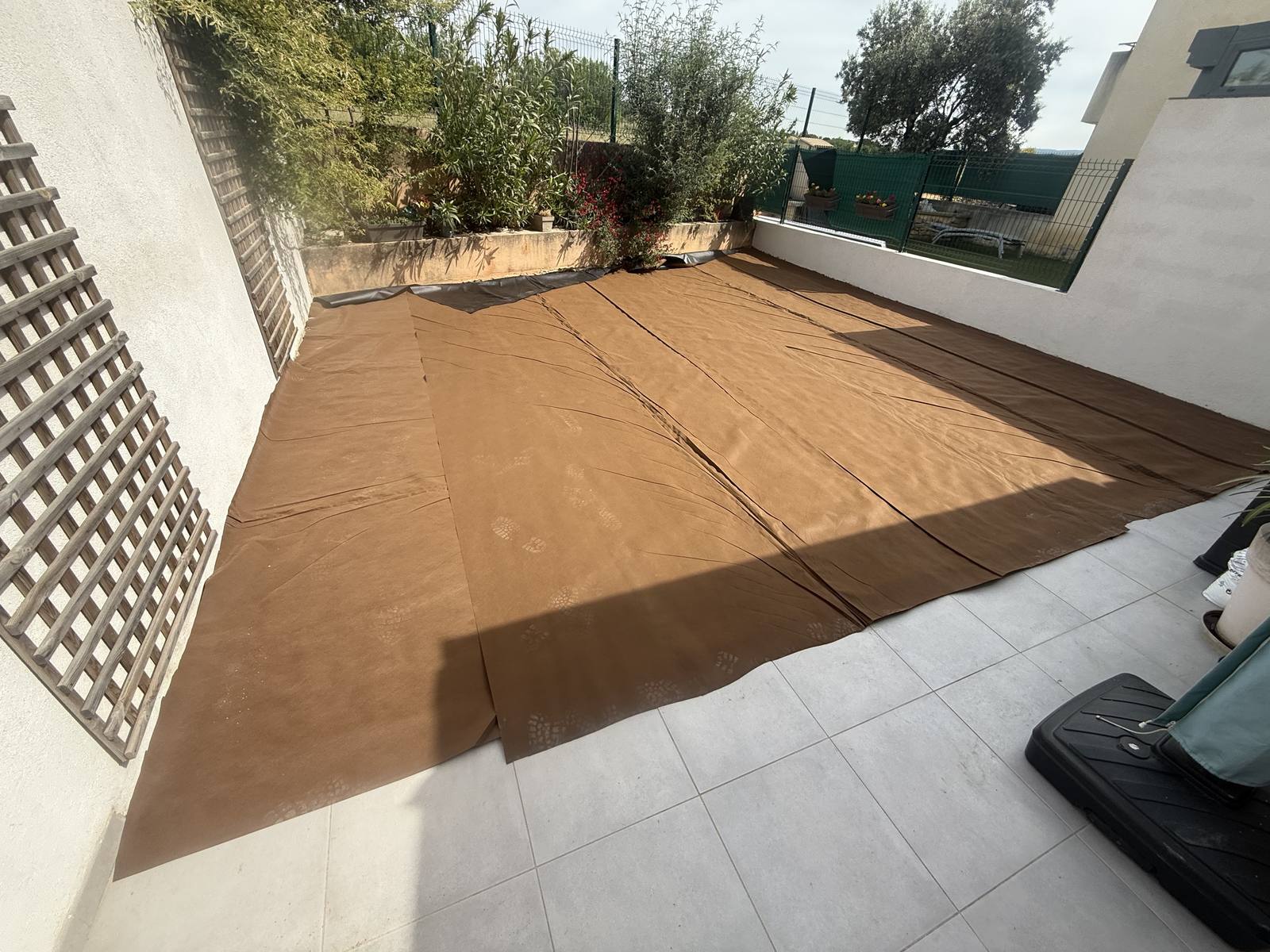 Géotextile posé sur le support avant la pose d'un gazon synthétique